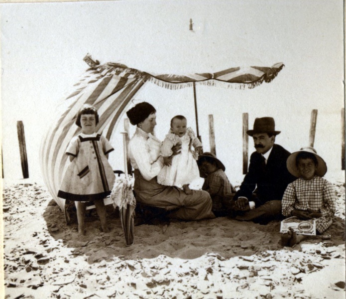 Mimizan, 1913: Yvonne, Genevive, Pierre, Henri, X, Jacques