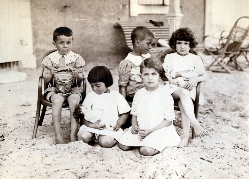 Mimizan, 1913: Yvonne, X; Henri, Jacques, Y