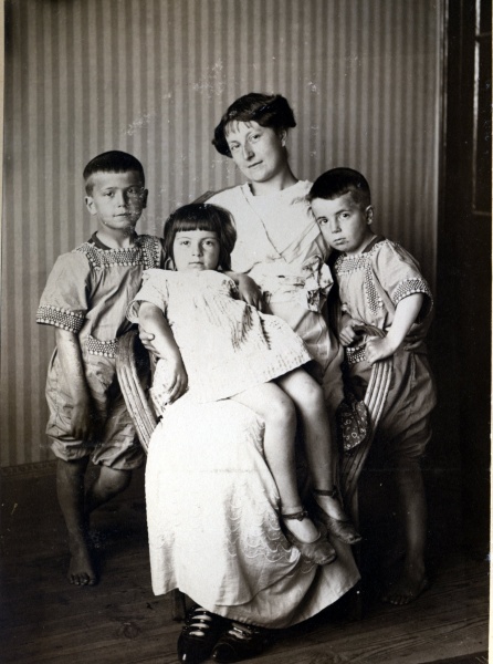 Mimizan, 1913: Jacques, Yvonne, Genevive, Henri