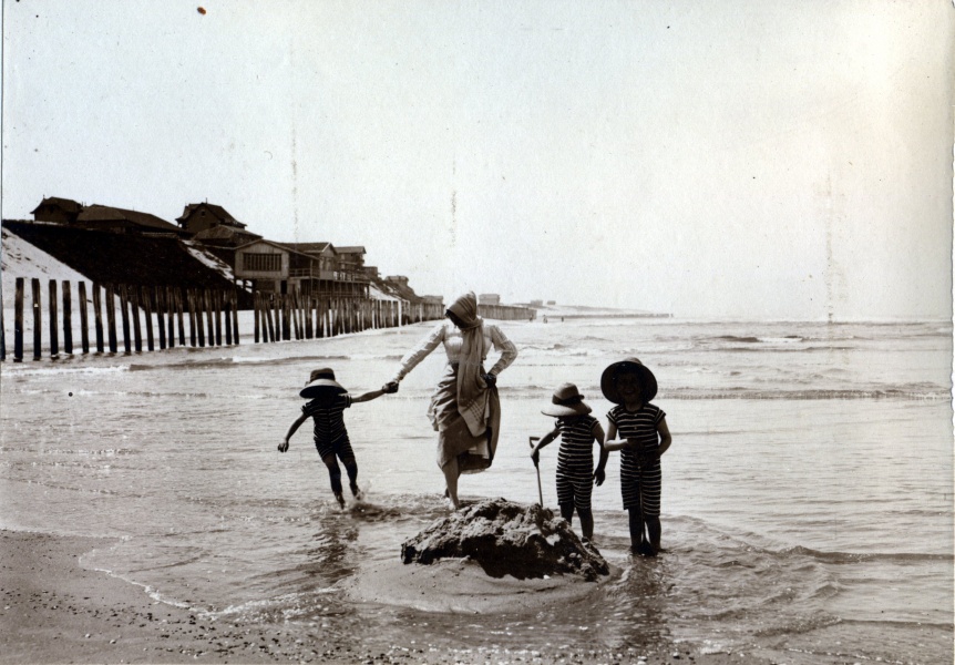 Mimizan, 1913: Henri, Genevive, Yvonne, Jacques