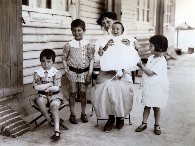 Mimizan, 1913: Henri, Jacques, Genevive, Pierre, Yvonne