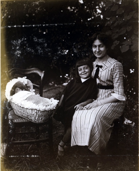 Digne, 1913: Yvonne, Jeanne
