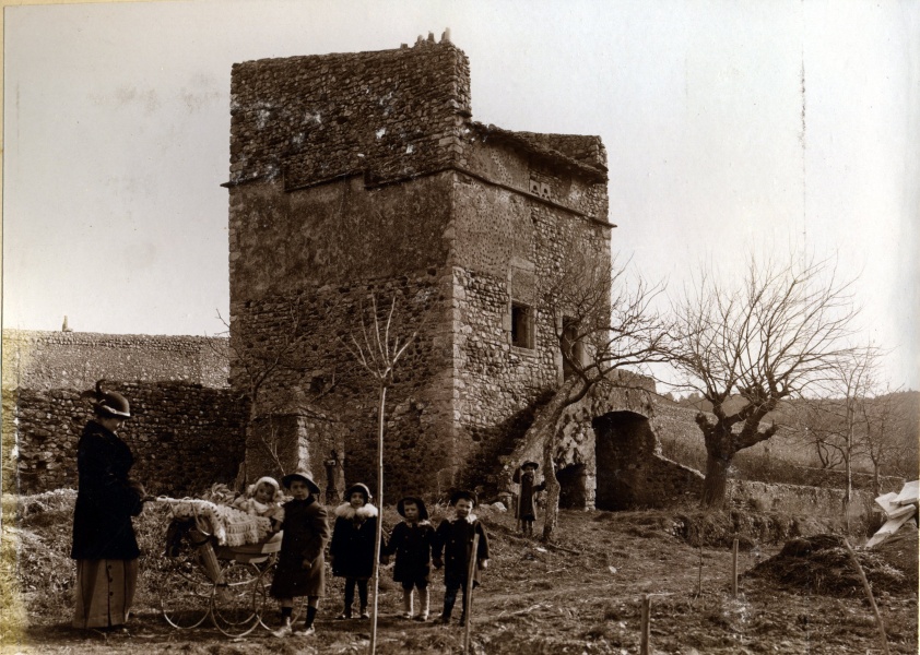 Prs de Viviers, 1914: Genevive, Pierre, Jacques, Yvonne, X, Y, Henri