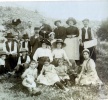 Les Dourbes, 1912: Franois, Paule, fille Arnaud, Jeanne; enfants Arnaud, lisabeth, Marie-Louise; hommes Arnaud, Joseph, Toinon; femme Arnaud, Louis, prtres Arnaud, Zo, homme Arnaud