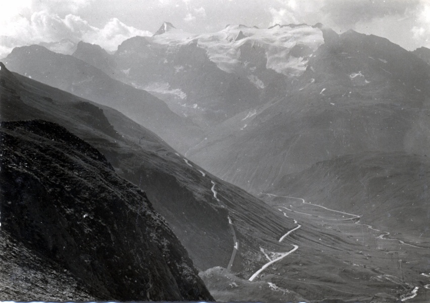 Descente du col de l'Iseran, vallon de la Lenta, 31 juillet 1952 : au fond, l'Albaron