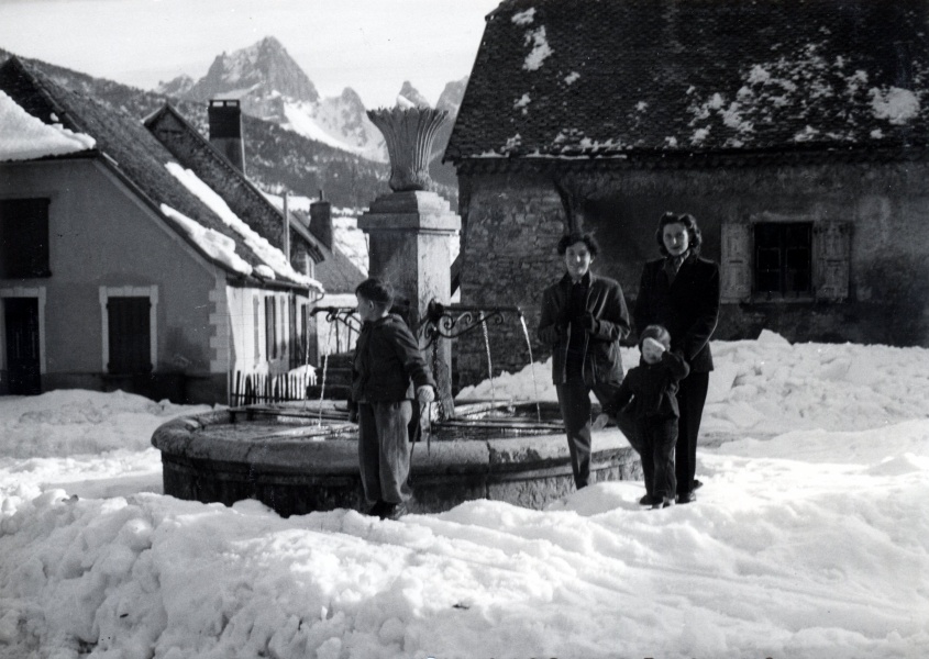 Lus la Croix-Haute, dcembre 1952 : tienne, Jacqueline, Florence, Franoise