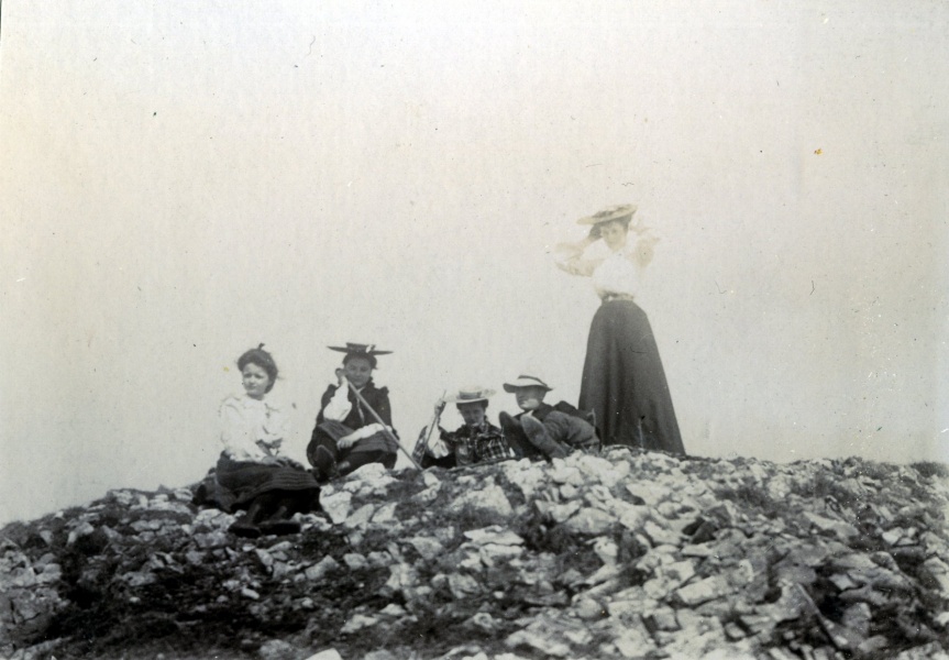 Au sommet de Cousson, 1904: Marie-Marguerite, Marie-Louise, Marie-Thrse, Andr, Genevive