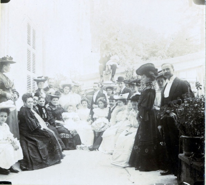 Digne, 1904: mariage de Louis et Genevive; Marie-Marguerite, Marie Lecarme, Clmentine Allary, X, lisabeth, Franois, Genevive, Louis, Toinon, Jeanne, Andr, ..., Marie-Thrse, Joseph; Paule sur le mur