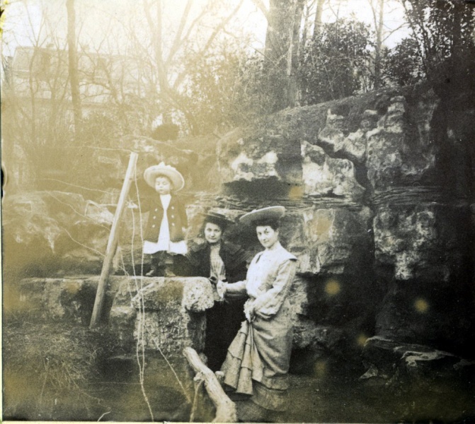 Paris, 1905: Genevive, Marie-Thrse, Franois
