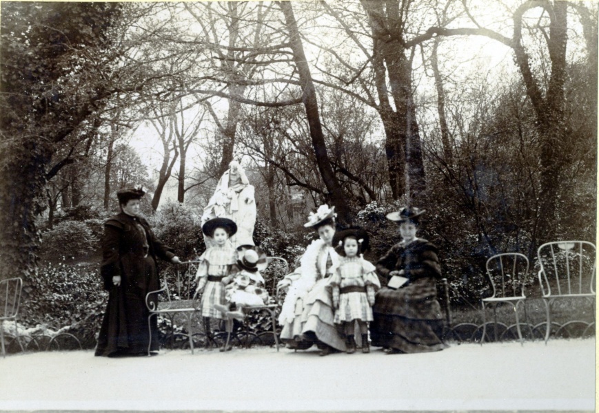 Paris, parc Monceau, 1905: lisabeth, Jeanne, Franois, Genevive, Paule, Marie-Thrse