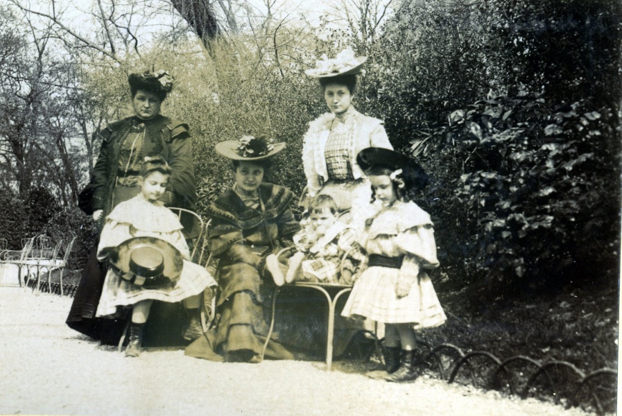 Paris, parc Monceau, 1905: Jeanne, Marie-Thrse, Franois, Paule; lisabeth, Genevive