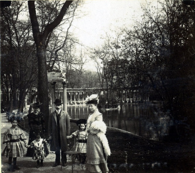 Paris, parc Monceau, 1905: Jeanne, Marie-Thrse, Franois, Louis, Paule, Genevive