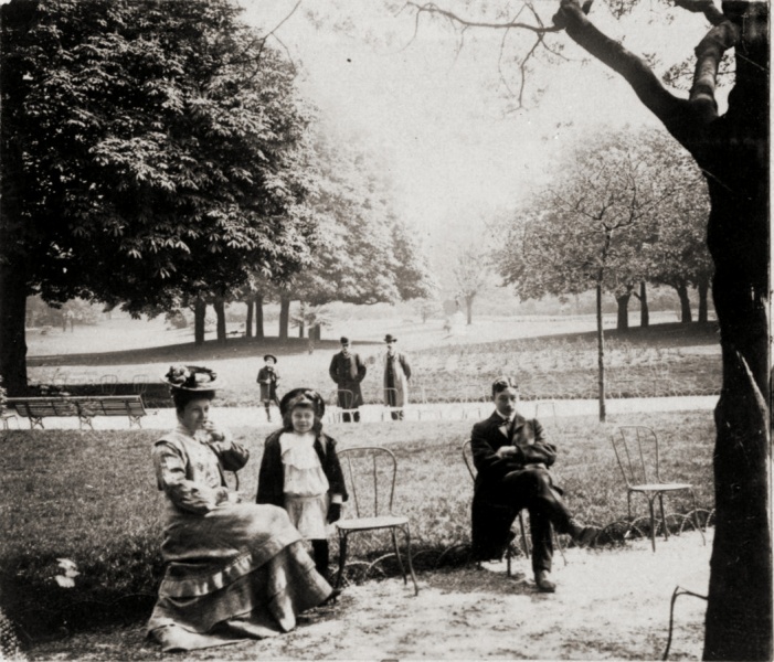 Parc Monceau, 1905: Genevive, Marguerite et Maurice Uchard; Pierre et Georges Uchard, Louis