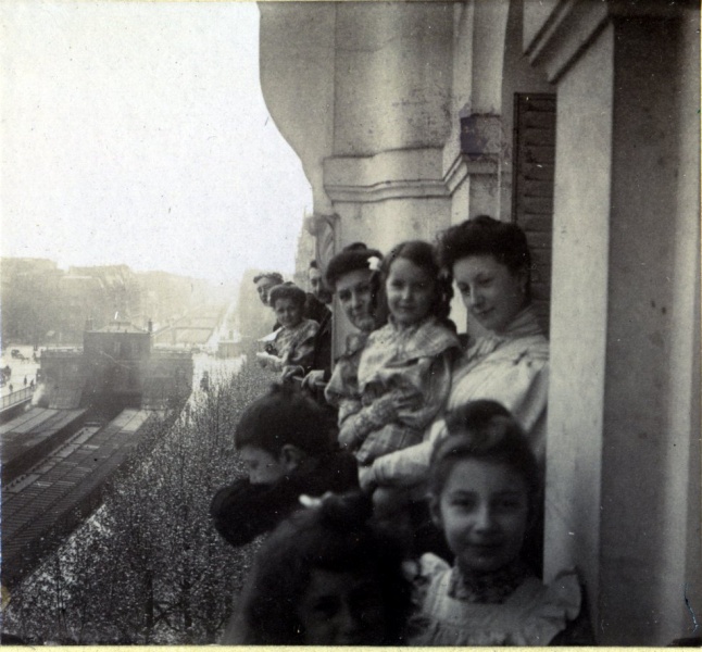 Paris, Bd Pereire, 1905: Marguerite Uchard, Jeanne; Maurice Uchard, Marie-Marguerite, Andr Uchard, lisabeth, Paule, Genevive
