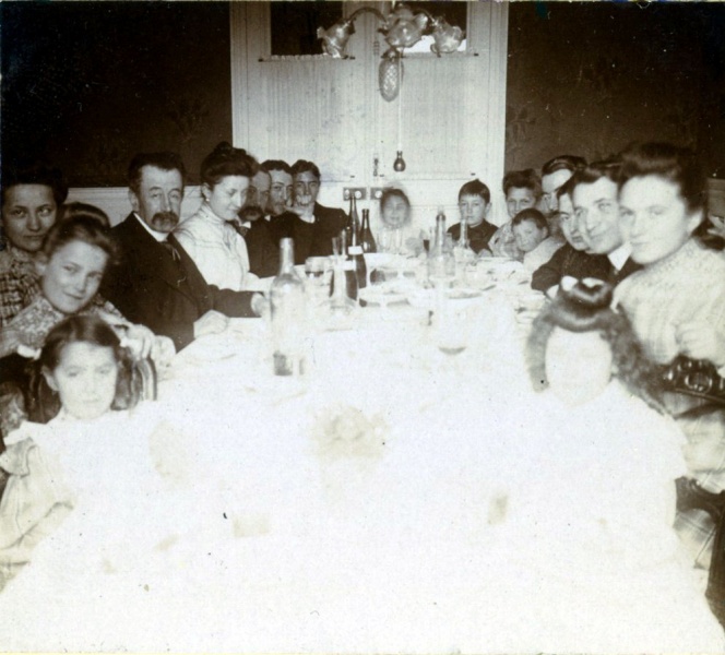 Paris, Bd Pereire, 1905: Paule, Toinon, Marie-Thrse, Andr UChard, Genevive, Joseph, Georges et Maurice Uchard, Jeanne, Pierre Uchard, Marie-Marguerite, Franois, Louis, X, Andr, Marie-Louise, Marguerite Uchard