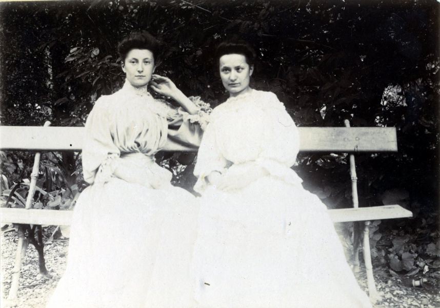 Digne, 1905: Genevive, Marie-Thrse