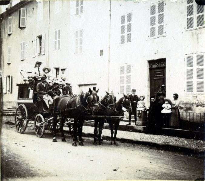 La diligence alle des Fontainiers, 1905: sur la diligence, le cocher, Marie-Marguerite, Toinon, Marie-Thrse; Genevive, Jeanne, Marie-Louise; sur le trottoir, Andr, Paule, Clmentine, Zo, Franois, X; sur les marches, lisabeth