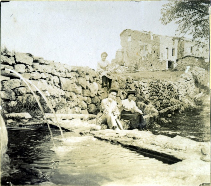 Fontaine de Cousson, 1905: Marie-Louise, Genevive; Marie-Marguerite