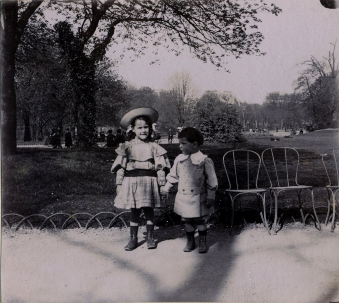 Paris, Parc Monceau, 1905: Paule, X