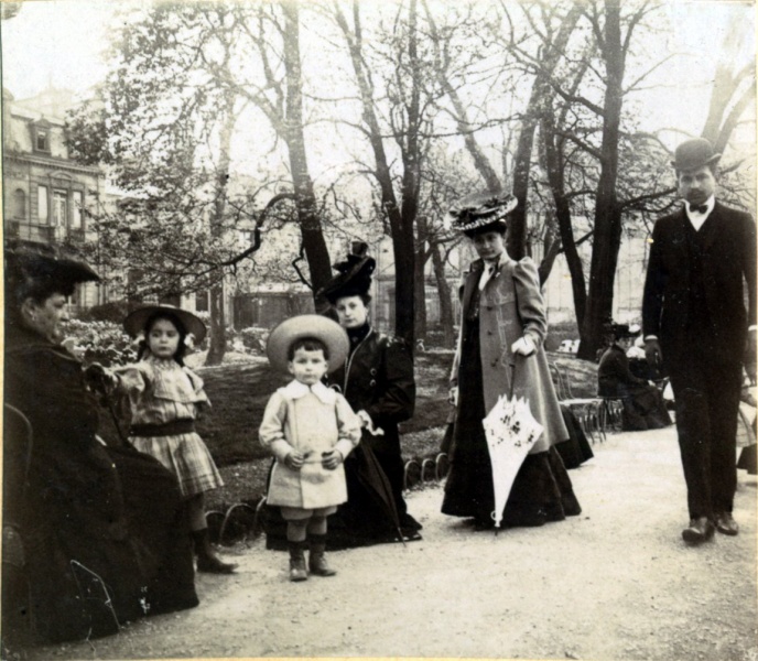 Paris, 1905: lisabeth, Paule, Franois, Genevive, Marie-Thrse, X