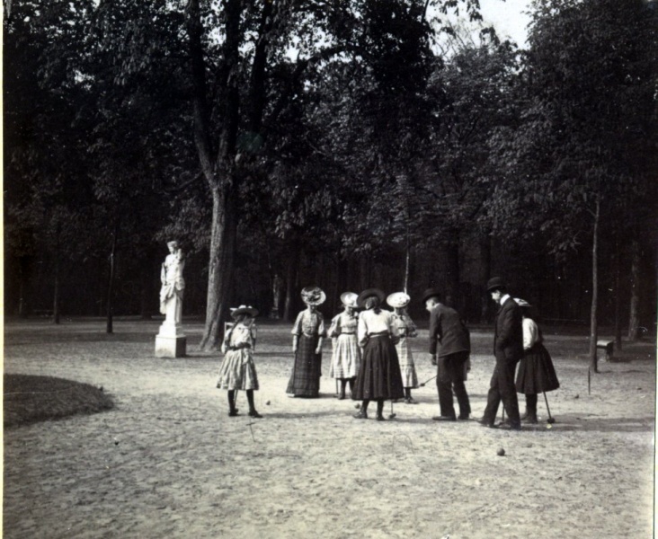 ?, 1905: une partie des mmes, jouant au croquet