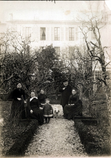 Digne, avant 1890 : Zo, lisabeth Allary, Mademoiselle Mille (derrire, sa bonne), Monsieur et Madame Allary (parents d'lisabeth)