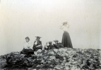 Au sommet de Cousson, 1904: Marie-Marguerite, Marie-Louise, Marie-Thrse, Andr, Genevive
