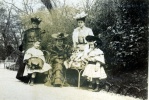 Paris, parc Monceau, 1905: Jeanne, Marie-Thrse, Franois, Paule; lisabeth, Genevive