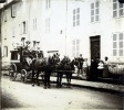 La diligence alle des Fontainiers, 1905: sur la diligence, le cocher, Marie-Marguerite, Toinon, Marie-Thrse; Genevive, Jeanne, Marie-Louise; sur le trottoir, Andr, Paule, Clmentine, Zo, Franois, X; sur les marches, lisabeth
