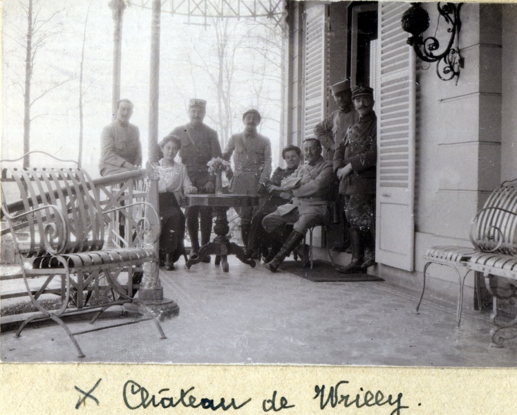 Wrilly, 1916: le chteau (debout au milieu, Andr)