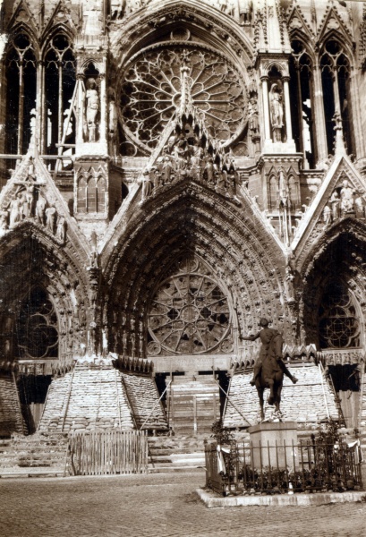 Reims, mai 1916: portail occidental de la cathdrale