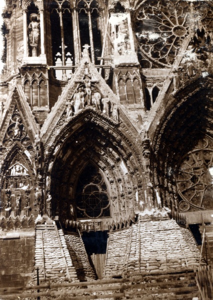 Reims, mai 1916: portail occidental de la cathdrale