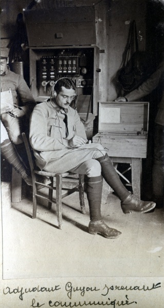 Verdun, aot 1916: adjudant Gouyon prenant les commmuniqus