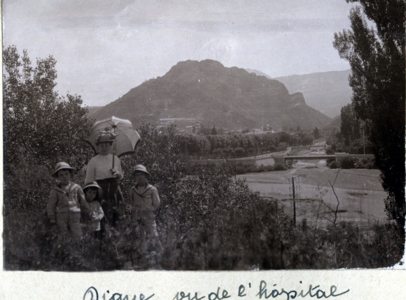 Digne vu de l'hpital, juillet 1916: Henri, Pierre, Genevive, Jacques