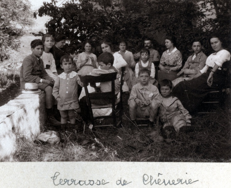 Terrasse de Chnerie, 1917: Pierre, Henri, Jules du Chaffaut, Jacques; Charles et Sybille du Chaffaut, lisabeth, Genevive, Toinon, Mme et M. du Chaffaut, Jeanne, Franois, Paule; entre Jules et M. du Chaffaut, Yvonne