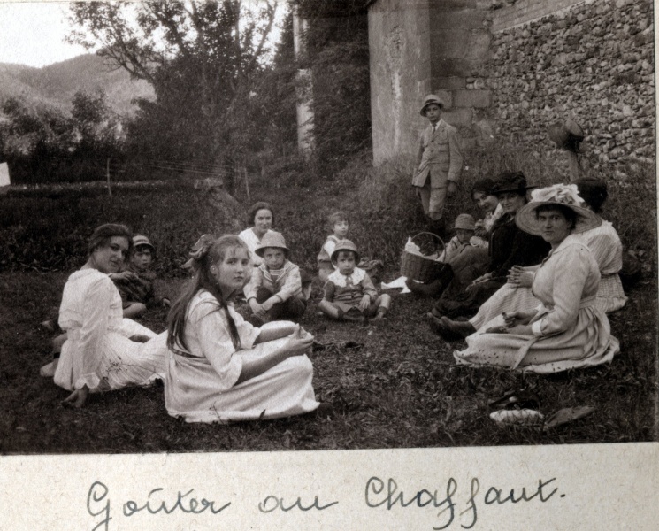 Le Chaffaut, 1917: Sybille du Chaffaut, Toinon, Jules du Chaffaut, Henri, Pierre, Jacques, Jeanne, lisabeth, Genevive, Mme du Chaffaut; Paule, Yvonne, Franois
