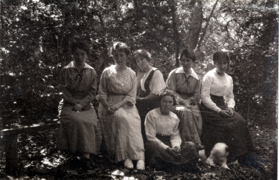 Bois d'Engouire, 1917: X, Genevive, Toinon, Paule, Y, Jeanne