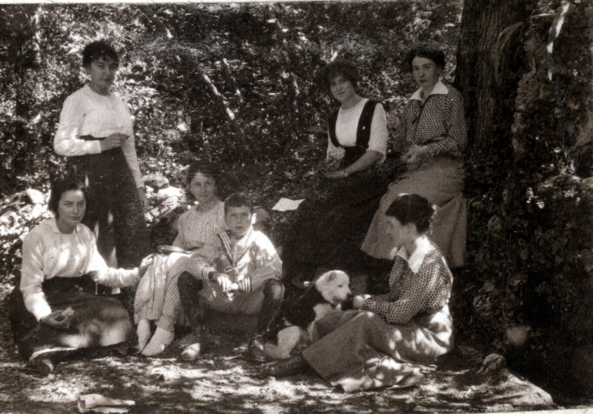 Bois d'Engouire, 1917: Paule, Genevive, Jacques, X; Jeanne, Toinon, Y