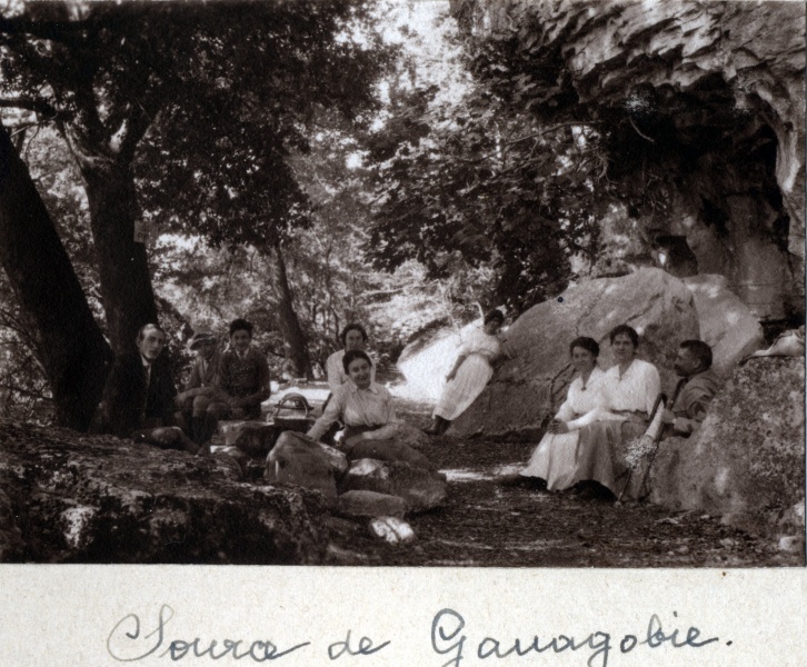 Source de Ganagobie, septembre 1917: Jeanne, Genevive, Mme et M. du Chaffaut; X, Franois, Y, Paule, Toinon