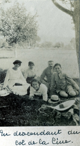 En descendant du col de la Cine, septembre 1917: Paule, Franois; Toinon, Jeanne, M. du Chaffaut