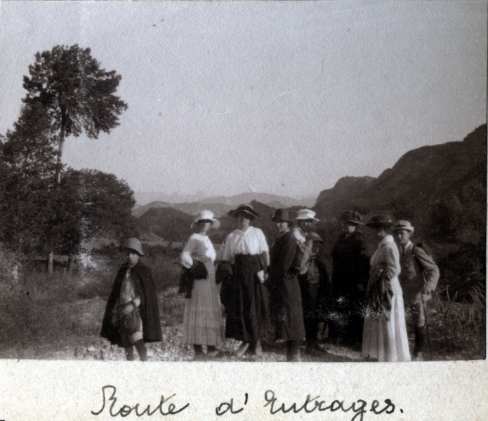 Route d'Entrages, septembre 1917: Jacques, Toinon, X, Paule, Y, Henri, lisabeth, Genevive, Franois