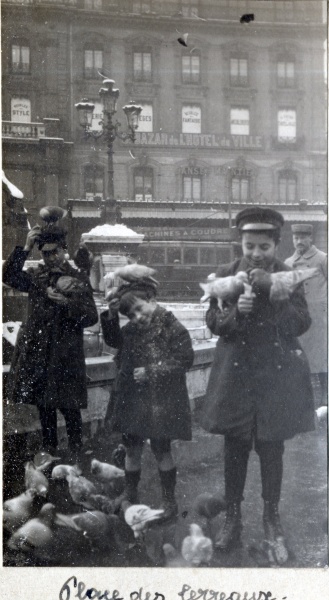 Lyon, place des Terreaux, hiver 1918: Jacques, Pierre, Henri