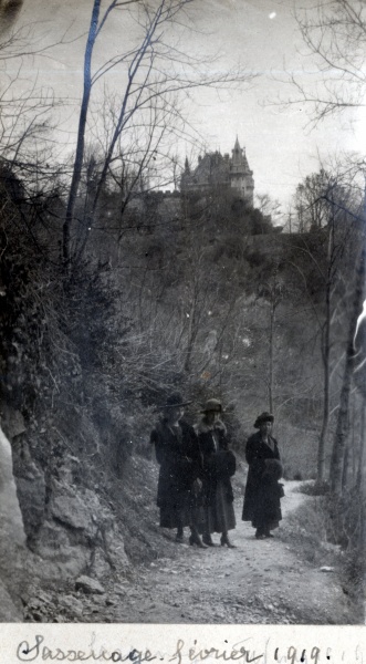 Sassenage, fvrier 1919: Germaine, Genevive, X