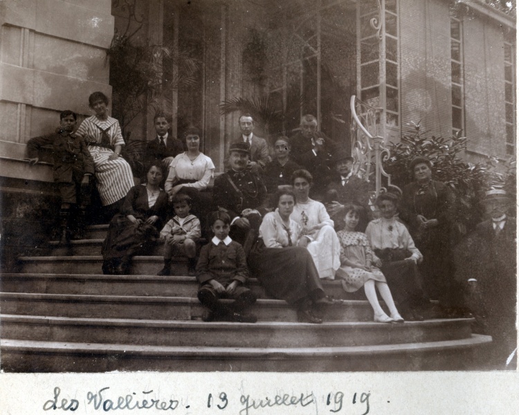 Les Vallires, 13 juillet 1919: Genevive, Pierre, Henri, Paule, Germaine, Yvonne, Mme Ragis, lisabeth, M. Ragis; Jacques, Toinon, Franois, Jeanne, Andr, Mme Mugel, Joseph; Louis, M. Mugel