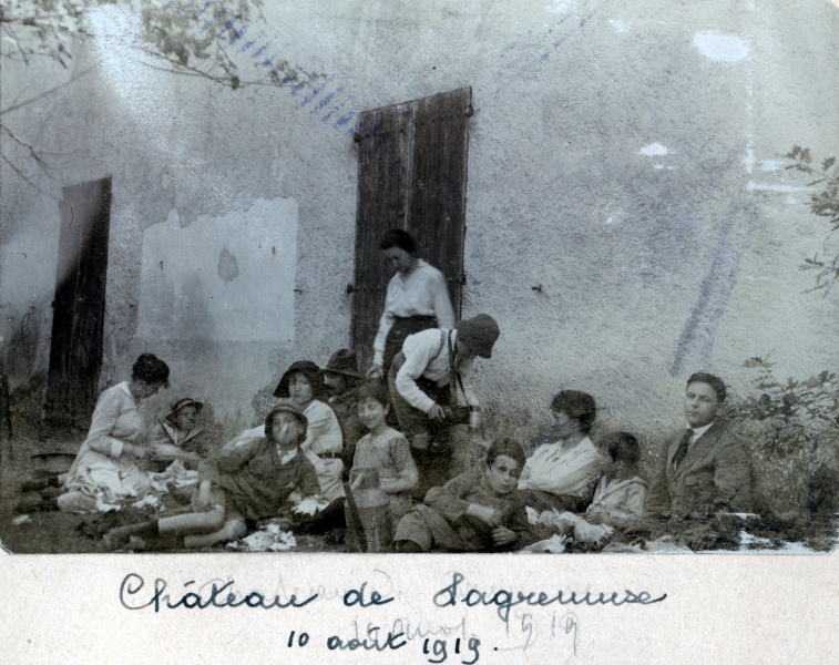 Chteau de Lagremuse, 10 aot 1919: Mme du Chaffaut, Jacques, Charles, Sybille et M. du Chaffaut, Yvonne, Henri, Genevive, Pierre, Franois; Paule, Jeanne