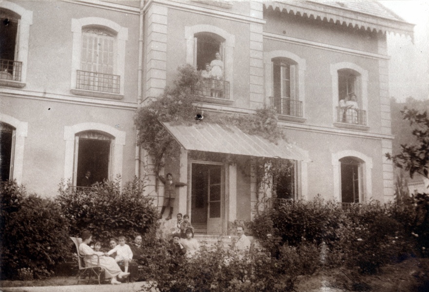 Digne, Villa Reinach, 7 septembre 1919: Genevive, Yvonne, X, Pierre, Joseph, lisabeth, X, Andr; Henri et autres; aux fentres, Jeanne, Paule, Toinon, Germaine
