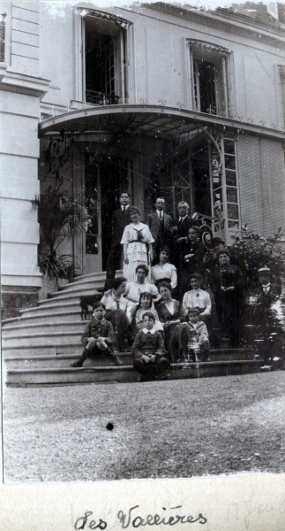 Les Vallires, 13 juillet 1919: Jacques, Henri, Pierre; Paule, Yvonne, Genevive, Mme et M. Ragis; Germaine, Jeanne, lisabeth; Toinon, Mme Mugel; Franois, Louis, M. Mugel