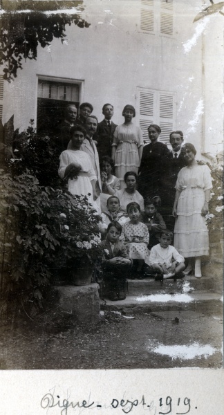 Digne, septembre 1919: Henri, Yvonne, Pierre; X, Paule, Jacques; Germaine, Andr, Genevive; Joseph, lisabeth, Franois, Jeanne, Mme Mugel, Robert Mugel, Toinon