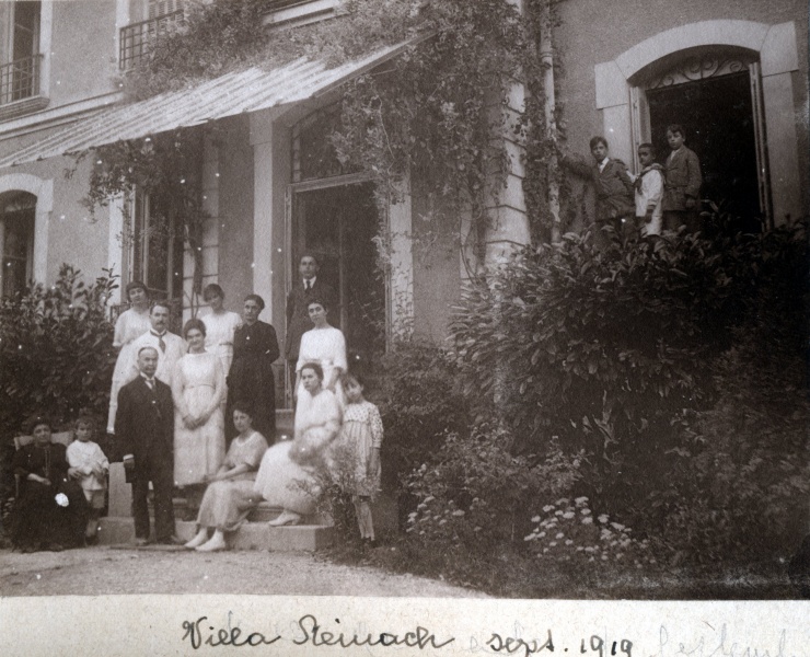 Digne, Villa Reinach, 7 septembre 1919: lisabeth, Pierre, Joseph, X, Genevive, Paule, Yvonne; Jeanne, Andr, Toinon, Mme Mugel, Germaine; Franois;  la fentre, Jacques, Y, Henri