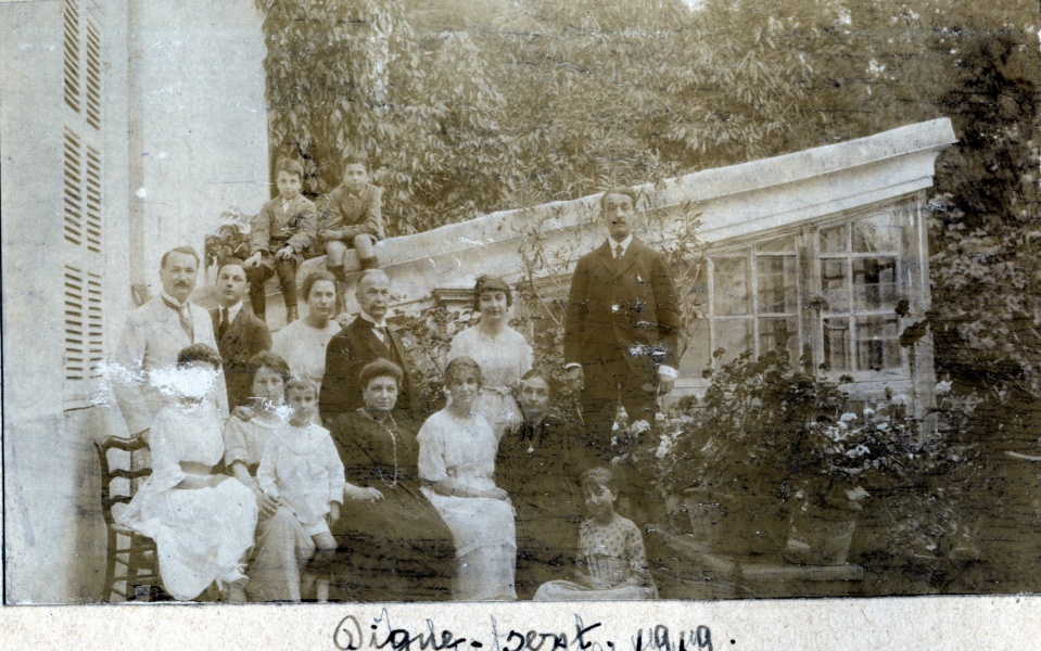 Digne, septembre 1919: Germaine, Genevive, Pierre, lisabeth, Toinon, Mme Mugel, Yvonne; Andr, Franois, Paule, Joseph, Jeanne, Robert Mugel; Henri, Jacques